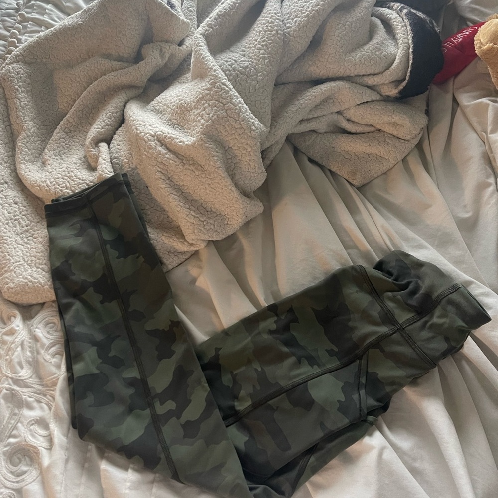 Lululemon camo leggings Size 6
